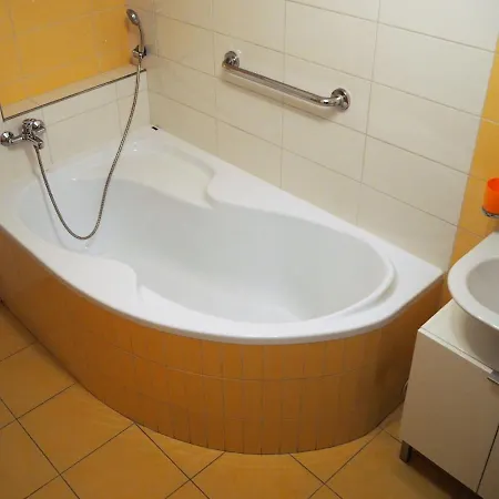 Adam Apartman